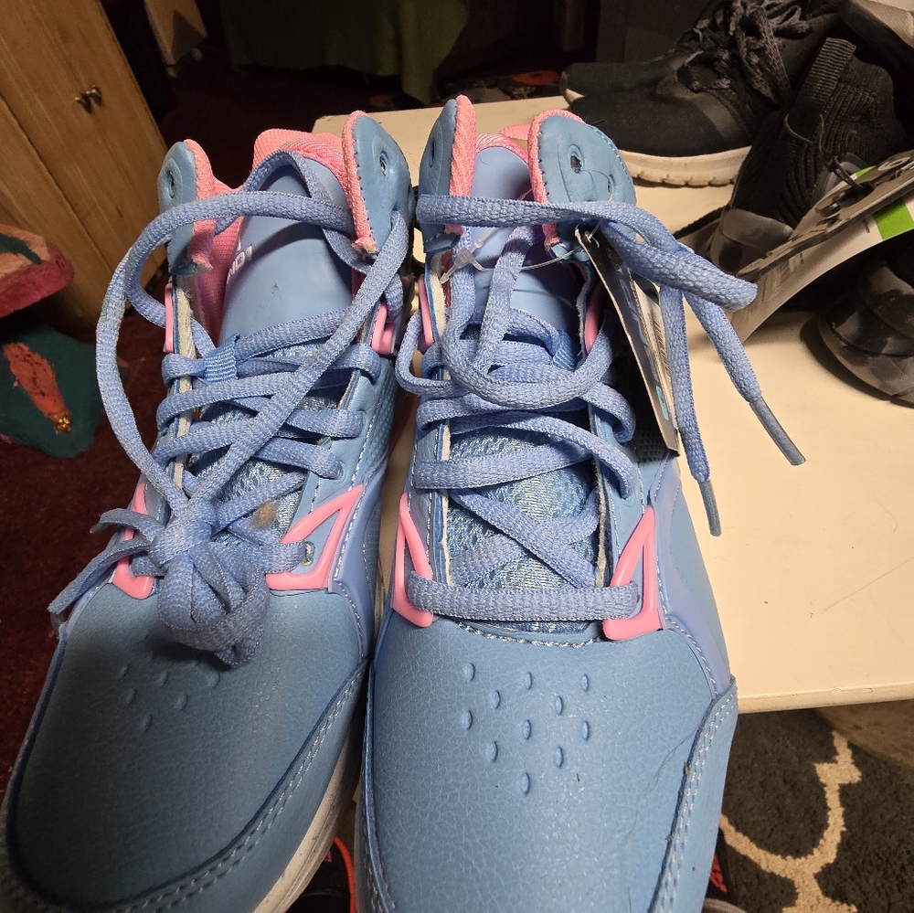 NWT Girls high top sneakers